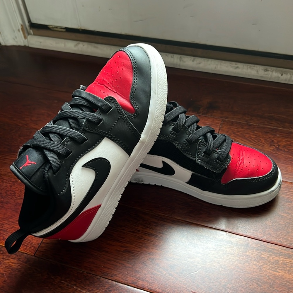 Pre school Nike Jordan low 1 red black white